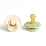 Itzy Ritzy 704801972 Ensemble 2 suces avec tétines en caoutchouc naturel Itzy Soother™ - Itzy Ritzy Brille dans le noir - 6-18 mois vendu par Veille sur toi