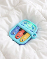 Itzy Ritzy Canada 403802018 *NEW* Bitzy Tunes™ Light-up Interactive Piano Toy - Sardines vendu par Veille sur toi
