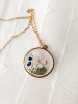 Collier de fleurs séchées - Cercle doré avec fleur blanche et bleue - Petitefleur