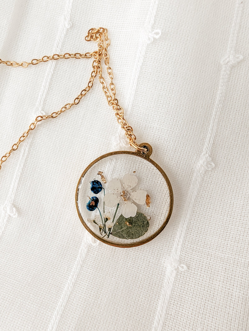 Collier de fleurs séchées - Cercle doré avec fleur blanche et bleue - Petitefleur