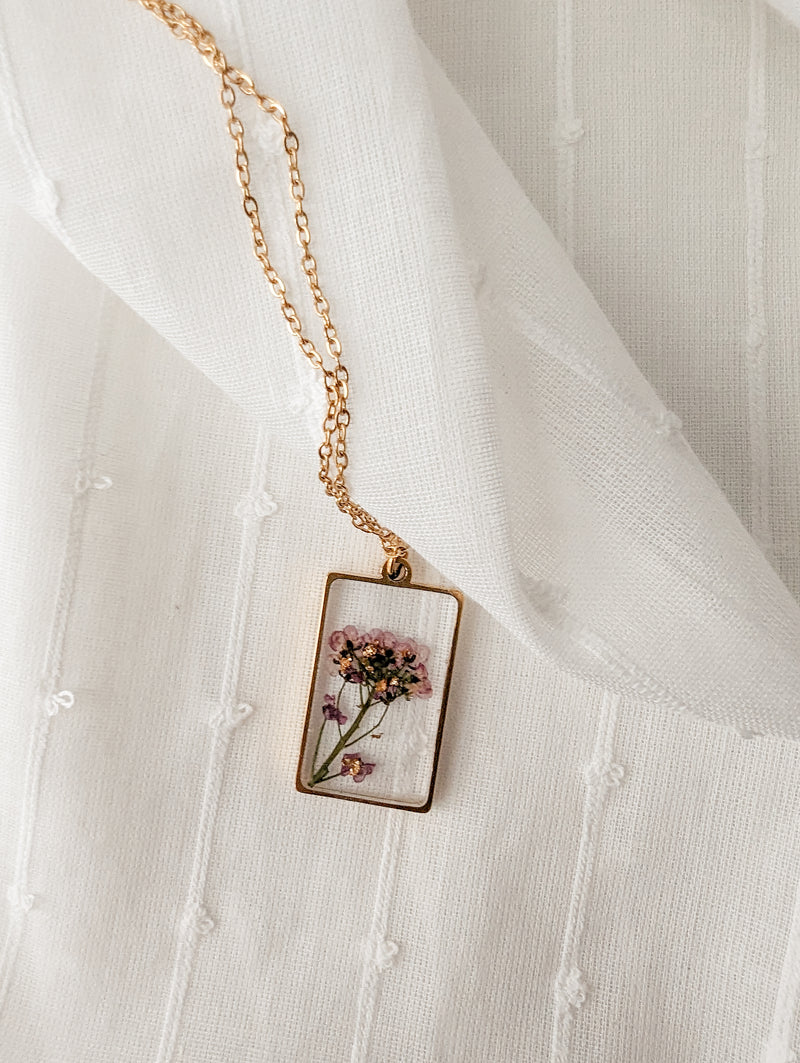 Collier de fleurs séchées - Rectangle doré avec bouquet de fleurs roses - Petitefleur