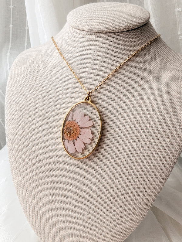 Collier de fleurs séchées - Ovale doré avec marguerite rose pâle - Petitefleur