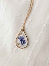 Collier de fleurs séchées - Goutte dorée avec fleur bleue - Petitefleur
