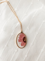 Collier de fleurs séchées - Ovale doré avec marguerite vieux rose - Petitefleur