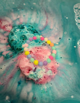 La Fabrik ⚜ BOMBE-AJ-COQUI Bombe de bain surprise - Coquillage (avec bracelet de Noël) - La fabrik vendu par Veille sur toi