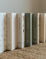 Le petit tableau noir ⚜ LIVR-FLBEIGE-23 Livre de bébé - Floral beige - Le petit tableau noir vendu par Veille sur toi