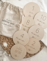 Le petit tableau noir ⚜ PAST-BOIS-23 Pastilles de bois script - Grossesse, naissance 1 mois à 1an - Le petit tableau noir vendu par Veille sur toi