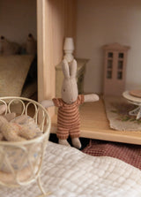 Maileg 16-1023-00-ambree Lapin oreilles dressées - Barboteuse lignée ambrée - Maileg vendu par Veille sur toi