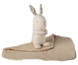 Maileg 16-6972-00 Peluche Mini Lullaby friends avec couverture - Lapin - Maileg vendu par Veille sur toi