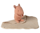 Maileg 16-6973-00 Peluche Mini Lullaby friends avec couverture - Cochon - Maileg vendu par Veille sur toi