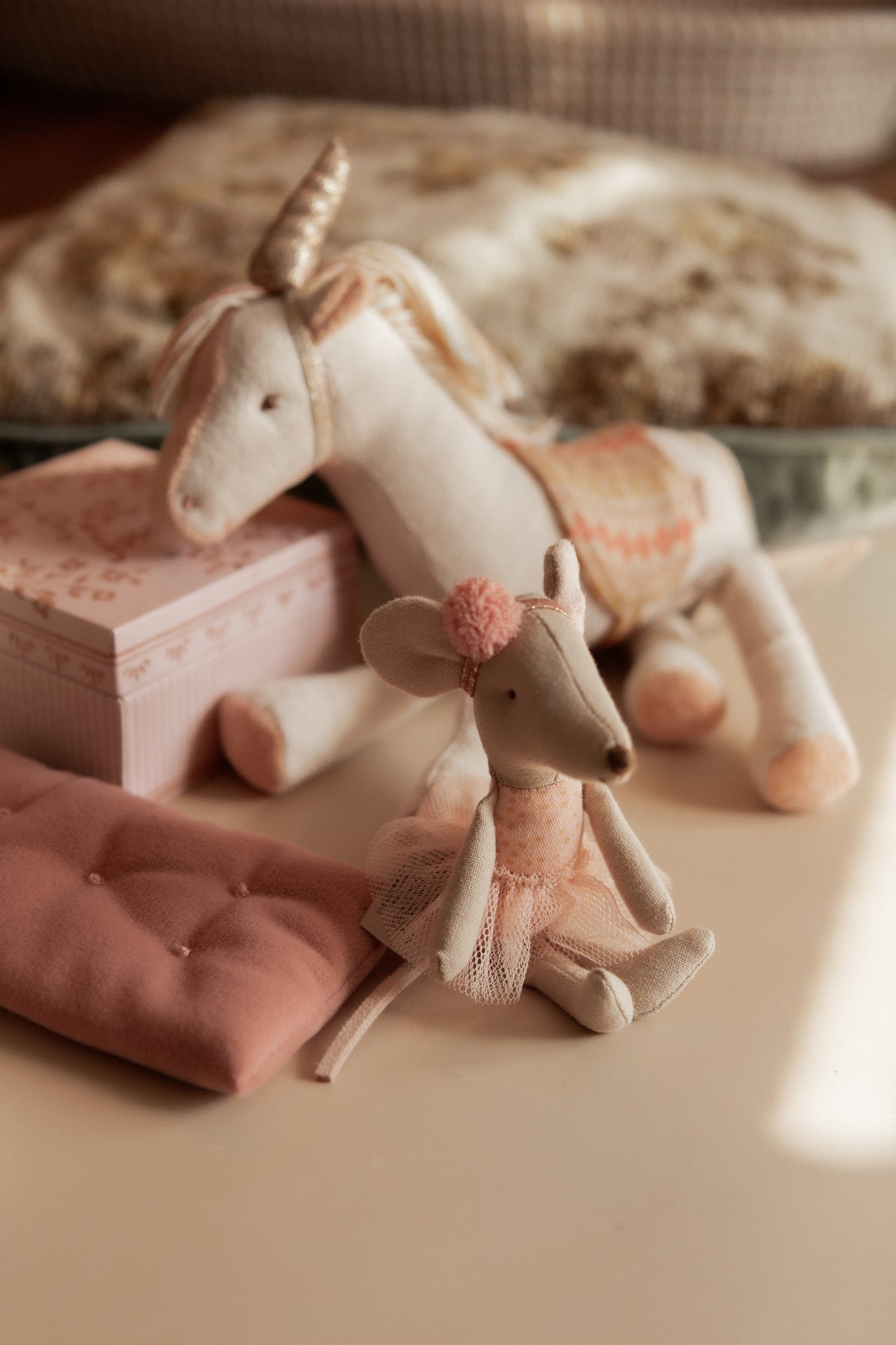 KandyToys Marionnette à Main Licorne Peluche – Ultra Douce, 3 Couleurs Aléatoires (rose, Blanc, Violet)