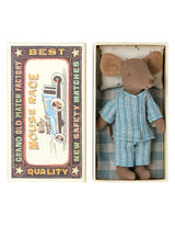 Maileg 17-3201-01 Grand frère souris brune avec pyjamas bleu ligné blanc dans sa boîte d'allumette - Maileg vendu par Veille sur toi