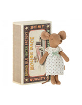 Maileg 17-3202-01 Grande soeur souris brune, robe de nuit blanche dans sa boîte d'allumettes - Maileg vendu par Veille sur toi