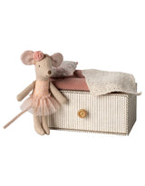 Maileg 17-4106-00 Petite soeur souris danseuse dans son lit - Maileg vendu par Veille sur toi