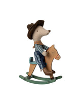 Maileg 17-5103-00 Petit frère souris cowboy sur son cheval à bascule - Maileg vendu par Veille sur toi