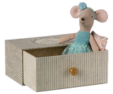 Maileg 17-5104-00 Petite soeur souris danseuse dans son lit - Robe bleue - Maileg vendu par Veille sur toi