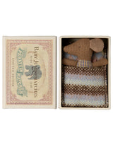 Maileg Bébé souris dans une boîte d'allumettes - Sleepy Wakey - Maileg vendu par Veille sur toi