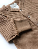 MARKLIEN Pyjama à pattes en coton biologique gaufré - cappuccino - MARKLIEN vendu par Veille sur toi