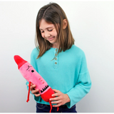 MerryMakers 1833 Peluche crayon 12" - Rébellion chez les crayons - Rouge - MerryMakers vendu par Veille sur toi