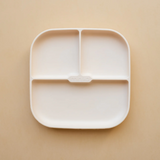 Minika ⚜ AssietteSuccion-Coquille Assiette avec succion en silicone - Minika Coquille vendu par Veille sur toi