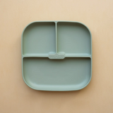 Minika ⚜ AssietteSuccion-Sauge Assiette avec succion en silicone - Minika Sauge vendu par Veille sur toi