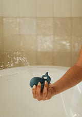 Minika ⚜ JouetsBain-BaleineIndigo-PieuvreGlace Jouets de bain - Baleine indigo et pieuvre glace - Minika vendu par Veille sur toi