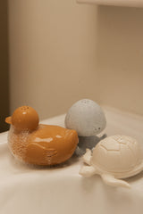 Minika ⚜ JouetsBain-CanardAmande-TortueCoquille Jouets de bain - Canard amande et tortue coquille - Minika vendu par Veille sur toi