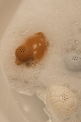 Minika ⚜ JouetsBain-CanardAmande-TortueCoquille Jouets de bain - Canard amande et tortue coquille - Minika vendu par Veille sur toi