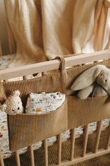 Minika ⚜ PochetteRangement-Amande Pochette de rangement pour lit de bébé - Amande - Minika vendu par Veille sur toi