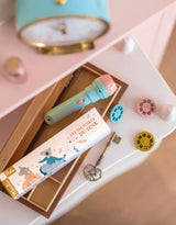 Moulin Roty 667362 Lampe à histoire - La petite école de danse - Moulin Roty vendu par Veille sur toi