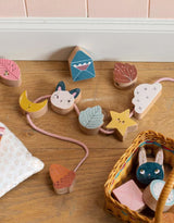 Moulin Roty 715126 Jeu de Perles en Bois à Enfiler - Après la Pluie - Moulin Roty vendu par Veille sur toi