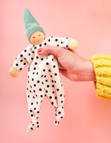 Nanchen Natur 102507 Poupée doudou biologique avec hochet  - À pois bonnet turquoise - Nanchen Natur vendu par Veille sur toi