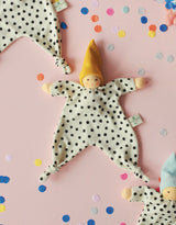 Nanchen Natur 102509 Poupée doudou biologique avec hochet  - À pois bonnet jaune doré - Nanchen Natur vendu par Veille sur toi