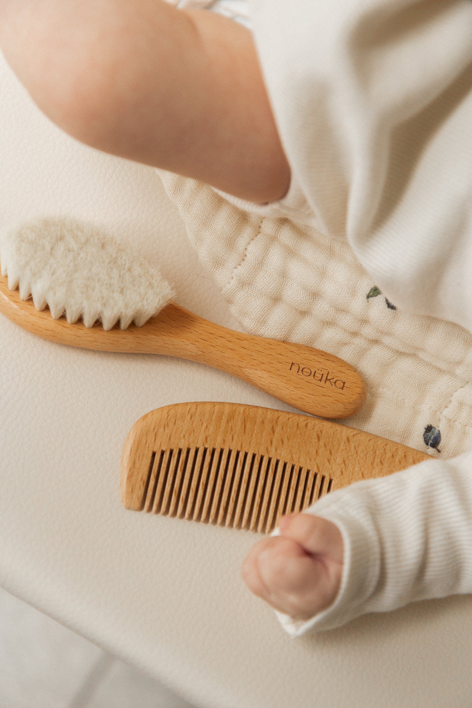 Wooden Baby Brush and Comb Set - Noüka | Veille sur toi