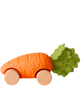 Oli & Carol L-CARROT-CAR Voiture jouet en caoutchou pour bébé - Cathy la carotte - Oli & Carol vendu par Veille sur toi