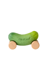 Oli & Carol L-CUCUMBER-CAR Voiture jouet en caoutchou pour bébé - Pepino le concombre - Oli & Carol vendu par Veille sur toi