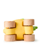 Oli & Carol L-LEMON-CAR Voiture jouet en caoutchou pour bébé - Lou le citron - Oli & Carol vendu par Veille sur toi