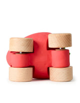 Oli & Carol L-STRAWBERRY-CAR Voiture jouet en caoutchou pour bébé - Sweetie la fraise - Oli & Carol vendu par Veille sur toi