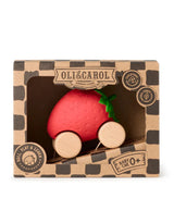 Oli & Carol L-STRAWBERRY-CAR Voiture jouet en caoutchou pour bébé - Sweetie la fraise - Oli & Carol vendu par Veille sur toi