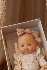 Paola Reina PR-4116 Bébé Gordis - Rose avec blouse fleurie, pantalon et boucle - Paola Reina vendu par Veille sur toi