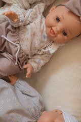 Paola Reina PR-4117 Bébé Gordis - Rachel avec blouse fleurie, pantalon et boucle - Paola Reina vendu par Veille sur toi