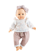 Paola Reina PR-7051 Poupée Los Manus - Lola avec blouse fleurie, pantalon et boucle - Paola Reina vendu par Veille sur toi