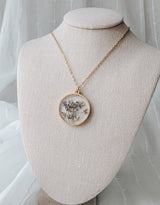 Petitefleur⚜ Petitefleur-69 Collier de fleurs séchées - Cercle doré avec fleurs mauves et blanches - Petitefleur vendu par Veille sur toi