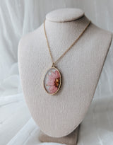 Petitefleur⚜ Petitefleur-73 Collier de fleurs séchées - Ovale doré avec marguerite rose et feuille dorée - Petitefleur vendu par Veille sur toi