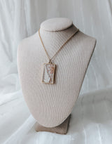 Petitefleur⚜ Petitefleur-74 Collier de fleurs séchées - Rectangle doré avec fleurs roses et feuille blanche - Petitefleur vendu par Veille sur toi