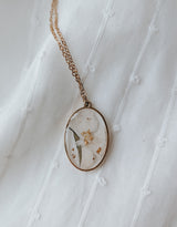 Petitefleur⚜ Petitefleur-80 Collier de fleurs séchées - Ovale doré avec pétales blanches - Petitefleur vendu par Veille sur toi