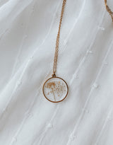 Petitefleur⚜ Petitefleur-81 Collier de fleurs séchées - Cercle doré avec fleur blanche et feuille d'or - Petitefleur vendu par Veille sur toi