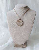 Petitefleur⚜ Petitefleur-81 Collier de fleurs séchées - Cercle doré avec fleur blanche et feuille d'or - Petitefleur vendu par Veille sur toi