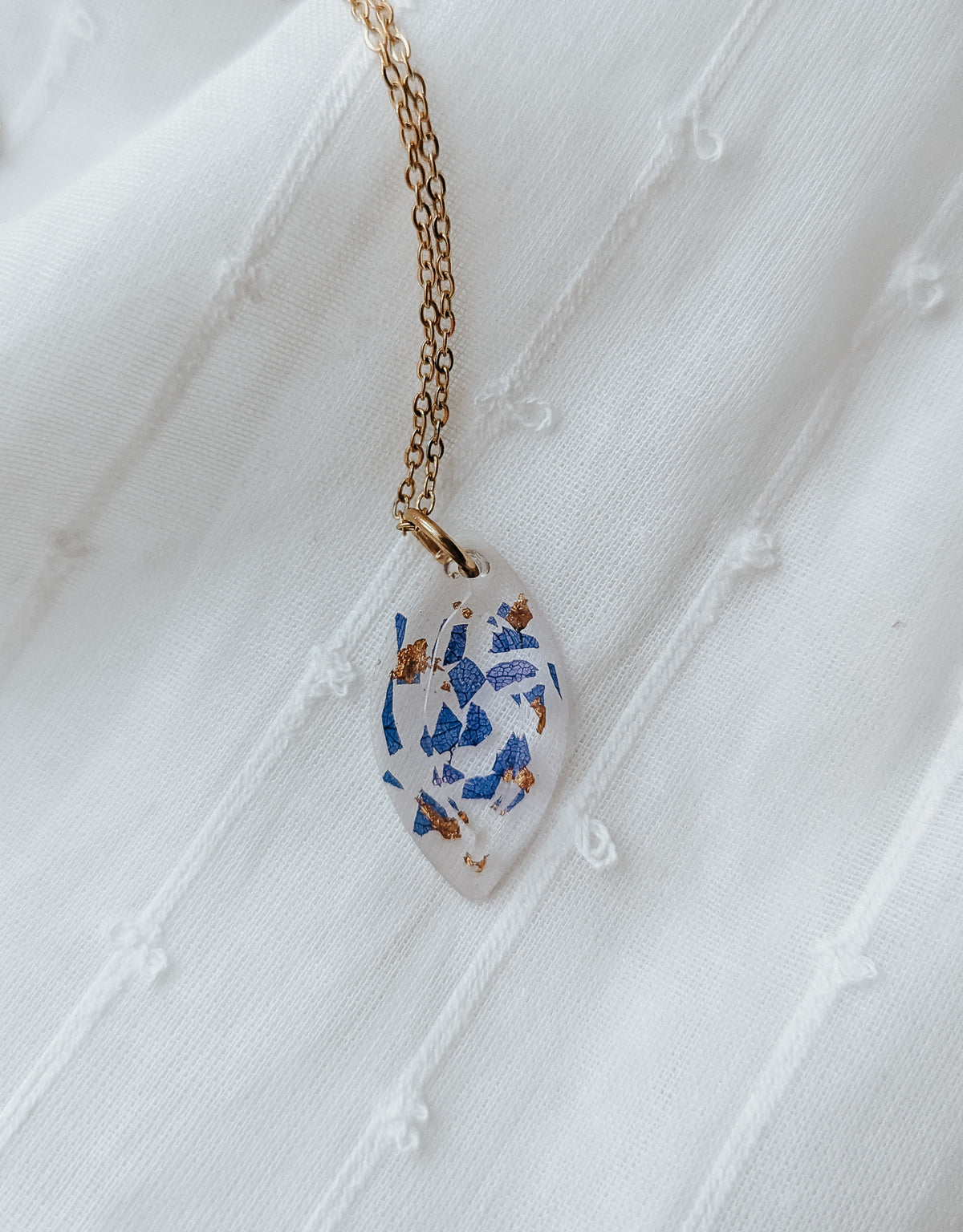 Collier Pendentif Fleurs Séchées Bleu En Résine - Cordon Rose Réglable, Création Artisanale Française