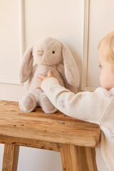 Snuggle Bunnies SB-Pen-Bei Peluche Pénélope le lapin - Beige - Snuggle Bunnies vendu par Veille sur toi